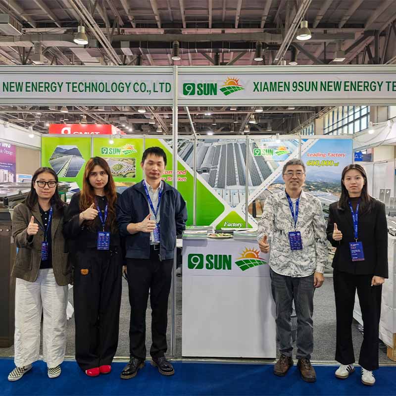 Resoconto di UzEnergy Expo 2026: pensiline solari, installazioni su tetto e a terra e stazioni di ricarica per veicoli elettrici a Tashkent.